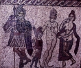 Mosaico romano di Low Ham (sec. IV; parte nord); da sinistra: Enea-Ascanio-Didone-Anna.
